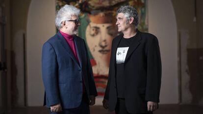 Pedro Almodóvar y Jorge Galindo delante de la obra ‘Lo opuesto a la meditación’, en Tabacalera. En vídeo, las declaraciones del director durante la apertura de la exposición.