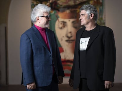 Pedro Almodóvar y Jorge Galindo delante de la obra ‘Lo opuesto a la meditación’, en Tabacalera. En vídeo, las declaraciones del director durante la apertura de la exposición.