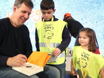 Jeff Kinney firma un ejemplar de 'Diario de Greg', este domingo en Matadero (Madrid). En vídeo, entrevista con el autor.