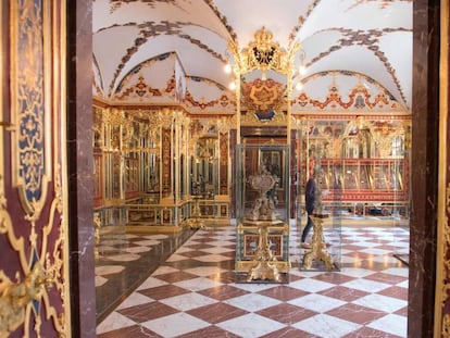 Imagen de una sala donde se exponen joyas en la Bóveda Verde de Dresde, al este de Alemania. En vídeo, las imágenes del robo.