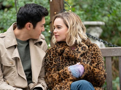 Henry Golding y Emilia Clarke, en 'Last Christmas'. En vídeo, tráiler de la película.