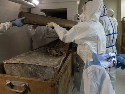 Varios especialistas trabajan con los huesos hallados en Burdeos que podrían ser los de Montaigne.