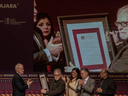 David Huerta al recibir el premio FIL esta mañana en la inauguración de la feria.