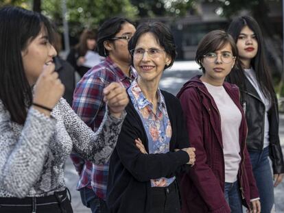 La poeta Coral Bracho junto a alumnos de la Preparatoria 4 en Guadalajara.