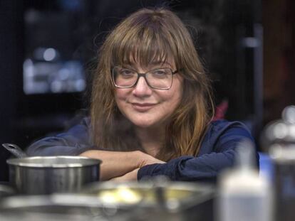 La cineasta Isabel Coixet al restaurant dels germans Torres, a Barcelona. En vídeo, Laia Costa i Guillermo Pfening, protagonistes de 'Foodie Love', parlen sobre la sèrie.