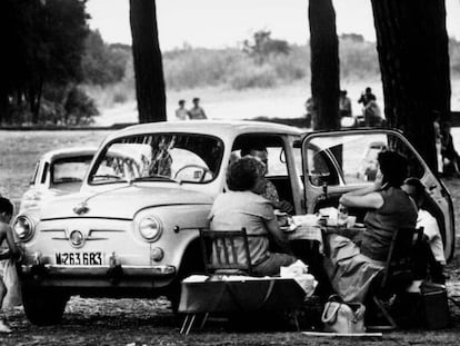 Pícnic veraniego junto al Seat 600 en la Casa de Campo de Madrid, en 1965.