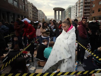 Ambiente previo al concierto de Rosalia en el WiZink Center de Madrid. Esther, la primera en la cola, lleva 37 horas. En vídeo, los mejores momentos del concierto de Barcelona.