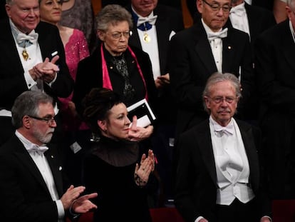 La Nobel de Literatura de 2018, Olga Tokarczuk, aplaude al premiado de 2019, el austriaco Peter Handke. Alrededor, el resto de premiados. En vídeo, discurso de Handke y protestas contra el Nobel de Literatura.