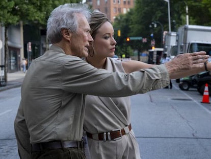 Clint Eastwood y Olivia Wilde, en el rodaje de 'Richard Jewell'. En el vídeo, tráiler de la película.