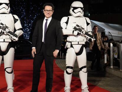 El director J. J. Abrams, con dos soldados imperiales, en un evento de 'Star Wars' en Tokio, el 11 de diciembre. En el vídeo, una secuencia de 'El ascenso de Skywalker'.