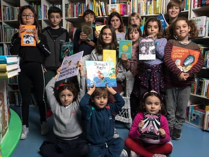 Niños reunidos en la librería Kirikú y la Bruja, en Madrid, para hablar de sus libros favoritos.