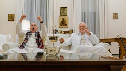 Bergoglio (Jonathan Pryce) y el papa Benedicto (Anthony Hopkins), en una imagen de 'Los dos papas'.