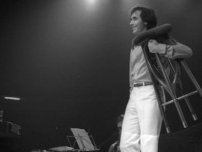 Juan Manuel Serrat, en el Palacio de los Deportes de Madrid, en 1983. En vídeo, la versión de 'Pueblo blanco' de Depedro.