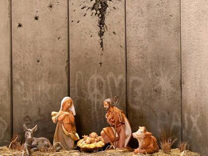 Detalle de una obra del artista británico Banksy en la fachada de 'El hotel enclaustrado' en la ciudad cisjordana de Belén (Palestina). En vídeo, la obra.
