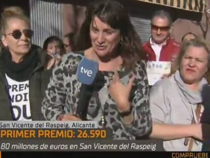 La reportera de TVE Natalia Escudero, en el momento de la retransmisión en el que rectificó que no le había tocado el Gordo.