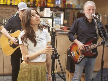 Zahara, junto a Pancho Varona, interpreta 'Y nos dieron las diez' en 'El poder de la música'. En vídeo, promo del programa.