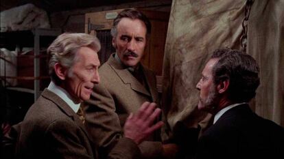 Peter Cushing y Christopher Lee, en 'Pánico en el transiberiano', de Eugenio Martín