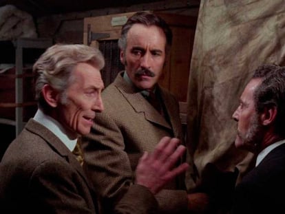 Peter Cushing y Christopher Lee, en 'Pánico en el transiberiano', de Eugenio Martín