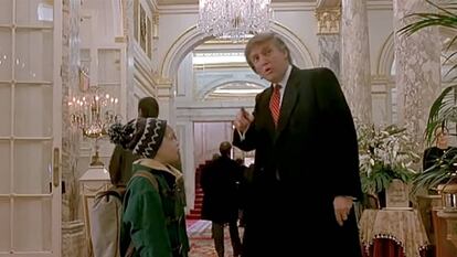 Donald Trump junto a Macaulay Culkin en la escena cortada en la emisión de la cadena canadiense CBC de la película 'Solo en casa 2'. En vídeo, la escena cortada.