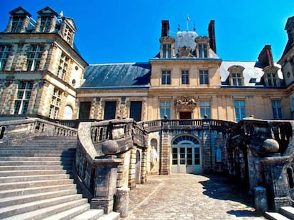 Fachada del castillo de Fontainebleau, en Francia.Getty. En vídeo, imágenes facilitadas por la Policía de los ladrones comprando ropa oscura para realizar el robo.