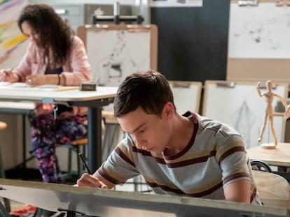 Keir Gilchrist en un instante de la tercera temporada de 'Atypical'. En vídeo, el tráiler de la serie.