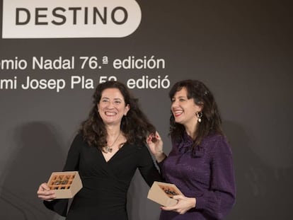 Ana Merino (a la izquierda) y Laia Aguilar, en la entrega de los Premios Nadal y Josep Pla, el lunes en Barcelona. En vídeo, discurso de Merino.