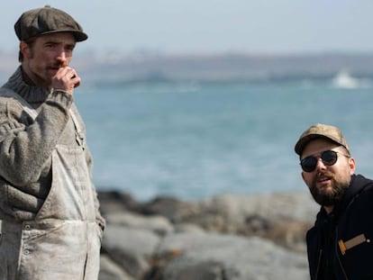 Robert Pattinson escucha las instrucciones de Robert Eggers (derecha), en el rodaje de 'El faro'. En vídeo, avance de la película.