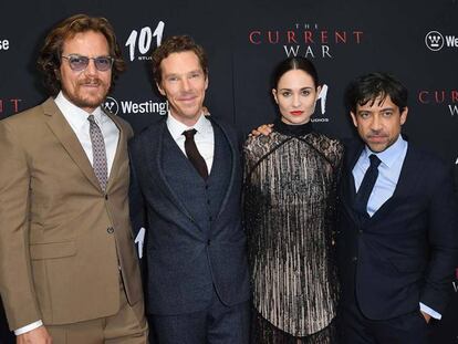 Los actores Michael Shannon, Benedict Cumberbatch y Tuppence Middleton y el director Alfonso Gómez-Rejón, en el estreno el pasado octubre de la nueva versión de 'La guerra de las corrientes'.