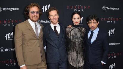 Los actores Michael Shannon, Benedict Cumberbatch y Tuppence Middleton y el director Alfonso Gómez-Rejón, en el estreno el pasado octubre de la nueva versión de 'La guerra de las corrientes'.