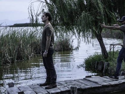 El protagonista de 'El silencio del pantano', Paco Alonso (izquierda), y el director de la película Marc Vigil en un momento del rodaje en la Albufera de Valencia. En vídeo, tráiler de la película.