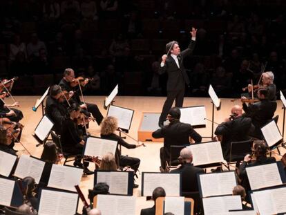 Dudamel dirigiendo a la Filarmónica de Los Ángeles. En el video, entrevista con el director.