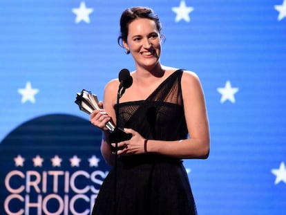 La actriz y guionista Phoebe Waller-Bridge sostiene el premio de la Asociación de la Crítica a la Mejor Comedia. En vídeo, tráiler de 'Succession', de HBO.