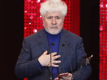 Almodóvar tras recibir uno de los seis premios. En vídeo, el discurso de Almodóvar tras recibir el premio a mejor dirección.