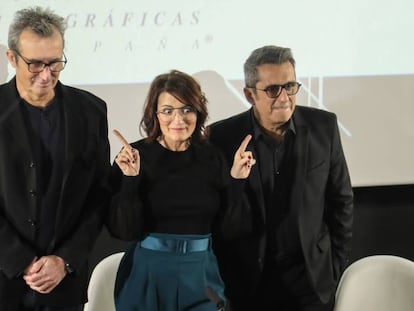 El presidente, Mariano Barroso, y los presentadores Sílvia Abril y Andreu Buenafuente, en la Academia. En el vídeo, explican la gala.