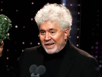 El director Pedro Almodóvar, tras recoger un galardón en la gala de los Premios Goya, este sábado en Málaga. En vídeo, declaraciones de los principales galardonados.