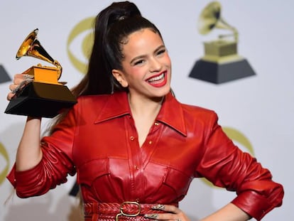 Rosalía amb el Grammy al millor àlbum alternatiu de música llatina a Los Angeles. En vídeo, la seva presentació durant la cerimònia.
