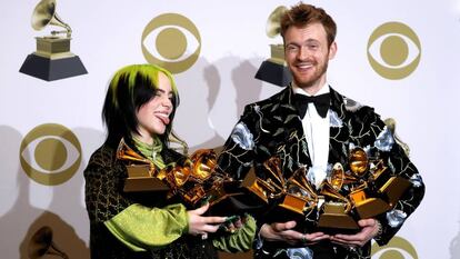 Billie Eilish y su hermano, Finneas O'Connell, con los Grammy. En vídeo, los discursos de aceptación de los cuatro premios más importantes de la noche.