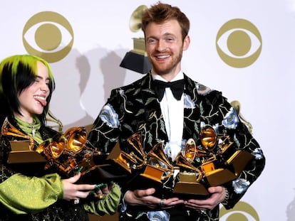 Billie Eilish y su hermano, Finneas O'Connell, con los Grammy. En vídeo, los discursos de aceptación de los cuatro premios más importantes de la noche.