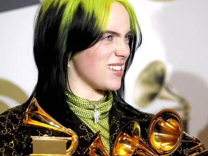 Billie Eilish posa con los cuatro Grammys que ha logrado este 2020. En vídeo, sus cuatro triunfos más importantes.