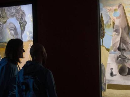 Una parella visita l'exposició 'Dalí, art màgic', aquest dilluns a Moscou. En vídeo, així és la mostra.
