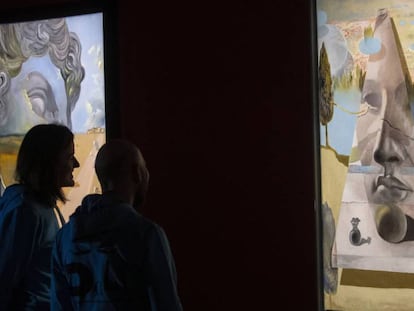 Una pareja visita la exposición 'Dalí, arte mágico', este lunes en Moscú. En vídeo, así es la muestra.