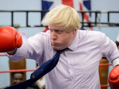 Boris Johnson, en su segundo período como alcalde de Londres, durante su visita a la Academia 'Lucha por la Paz' en North Woolwich (Reino Unido), en 2014. En vídeo, tráiler de la serie 'SS-GB'.