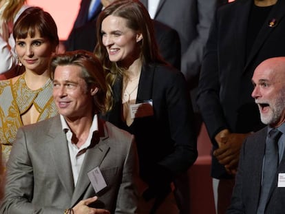 Brad Pitt se coloca en su sitio para la foto de los nominados a los Oscar.