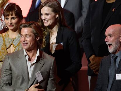 Brad Pitt se coloca en su sitio para la foto de los nominados a los Oscar.