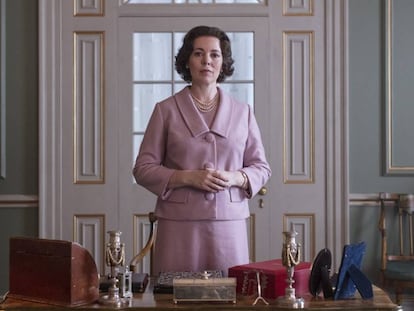 Olivia Colman en el papel de Isabel II en un instante del segundo capítulo de 'The Crown'.