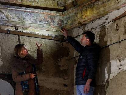 Izaskun Villena, directora técnica de la fundación Re-habitar Tierra de Campos, y Marcos Pérez Maldonado, jefe de obras, muestran, el pasado miércoles, los restos policromados del artesonado del convento de Cuenca de Campos.