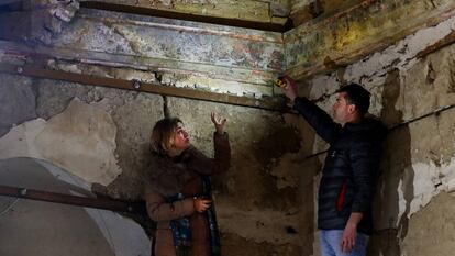 Izaskun Villena, directora técnica de la fundación Re-habitar Tierra de Campos, y Marcos Pérez Maldonado, jefe de obras, muestran, el pasado miércoles, los restos policromados del artesonado del convento de Cuenca de Campos.