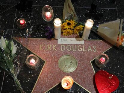 La estrella de Kirk Douglas en el Paseo de la Fama de Hollywood, Los Ángeles, California.