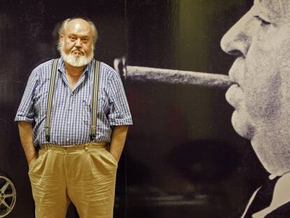 El cineasta José Luis Cuerda delante de un cartel del director británico Alfred Hitchcock, en 2008. En vídeo, el director en cinco películas.