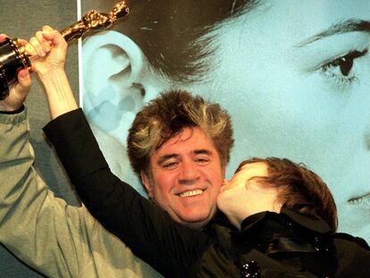 La actriz Leonor Watling besa a Pedro Almodóvar, ganador del Oscar a mejor guion original por 'Hable con ella', en Madrid, en 2003. En vídeo, el resumen de todos los españoles ganadores del Oscar.